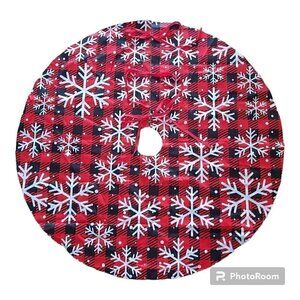 NWOT Medium Buffalo Plaid Christmas Tree Skirt W/White Snowflakes-Size 35.75 In